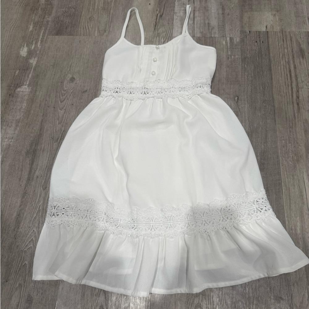 Girl’s white spring/summer dress